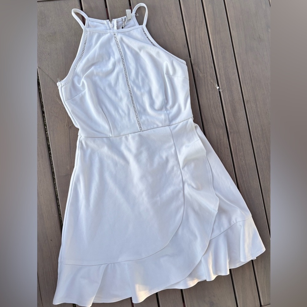 Elegant White Sleeveless Dress